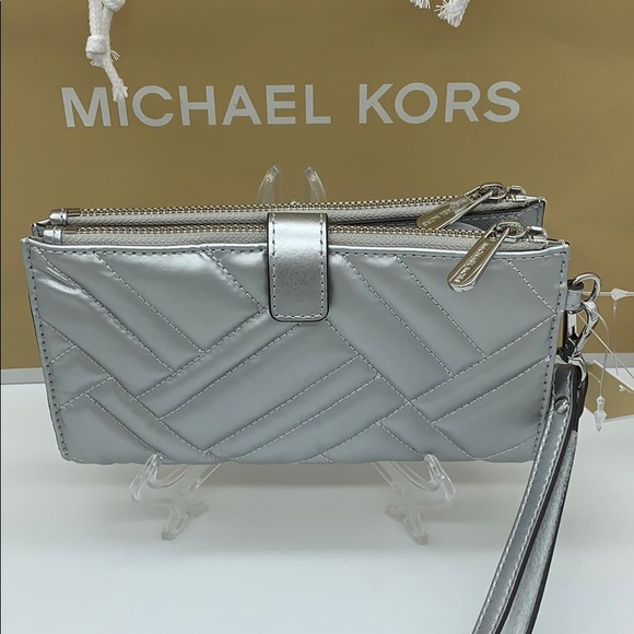 MICHAEL KORS PEYTON LG DOUBLE ZIP WRISTLET SILVER - Picture 10 of 16